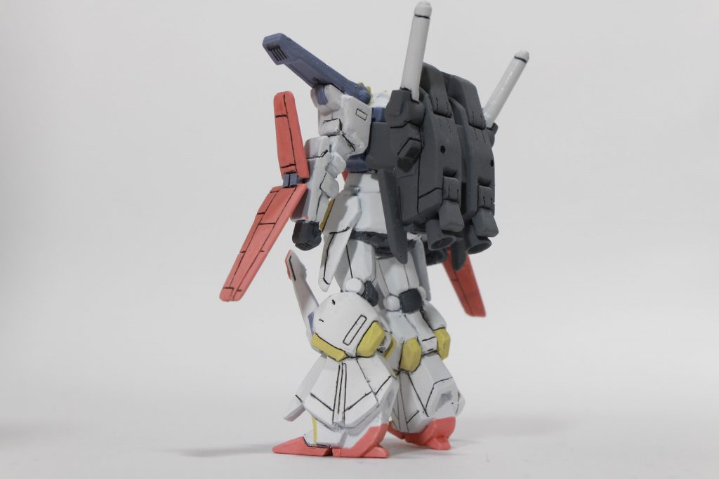 脚全体の背面の肉抜き穴をパテで埋めています。