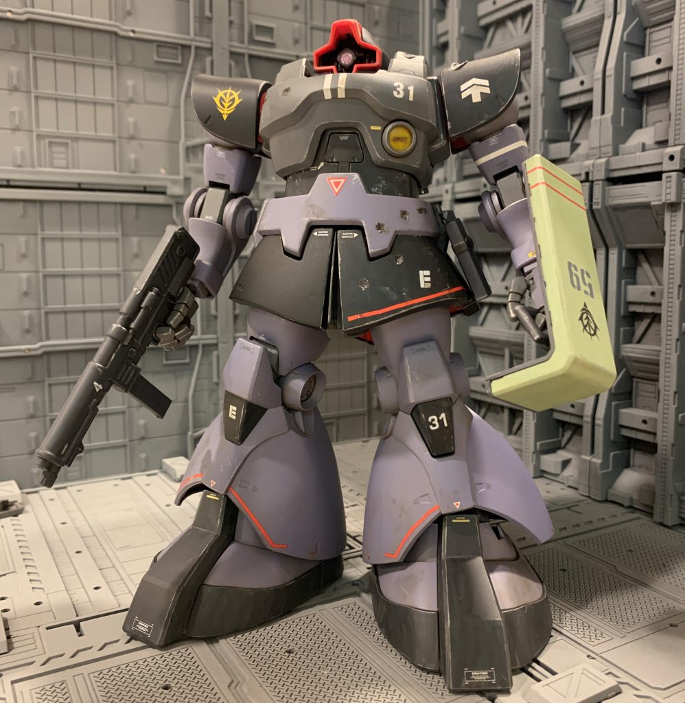 妄想した詳細設定は下記です。0079年11月30日、キャリフォルニアベースよりガウ攻撃空母の搭載機として発進しジャブロー基地エリアに降下、基地内の宇宙港の破壊を目指し連邦軍と交戦。同日、作戦は失敗に終わり撤退命令受領後、作戦地域を西方面へ脱出。アンデス山脈を越え、12月2日未明にエクアドル西海岸で待機していた潜水艦隊に回収され南米を脱出。12月5日明け方にキャリフォルニアベースに帰投後、そのまま急ぎHLVへ積み替えられパイロットと共に宇宙へ脱出、一路ソロモン要塞へ。ソロモン要塞内ドックにて至急リック・ドムへの換装が施され、パイロットはその間に宙間戦闘慣熟プログラムを消化、慣らしついでに数日間の基地周辺哨戒任務を経て12月24日のソロモン防衛戦に突入。その後の想像はお任せします。ソロモン→ア・バオア・クー→デラーズフリート→アクシズ→新生ネオジオン→袖付きと闘い続けたと妄想すると胸アツですね!ジャブロー→キャリフォルニアベースへの撤退ルートはジオニックフロントのストーリー展開を参考にしているので、公式設定的にもまあ矛盾はしていないかなと思っています。PS2ジオニックフロントのステージ12で、闇夜のフェンリル隊に護ってもらって宇宙に上がったHLVに載っていたドムだった、と妄想して一人で盛り上がってます(笑)