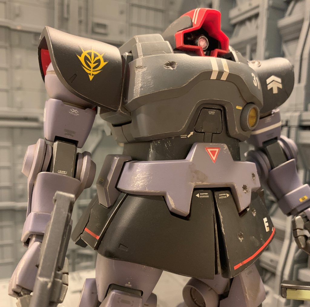 上記設定のように大慌てで地球から逃げ延び、連邦軍がソロモンに迫る中急ピッチで最低限の整備でリック・ドムに換装したので、宇宙用MSですが地球で付いた砂汚れがそのままだったり、損傷の軽い装甲は交換せずになっています。一方でリック・ドム用に換装した部品や、損傷が激しく交換した装甲は真新しくなっています。(右肩、右二の腕、右前スカート、後ろスカート、左スネ外側、背面)設定毎に各部品のフィルタリング、汚し、チッピング具合を変えて変化を出し「なりふり構わずとにかくリック・ドムの体を成して稼働できる状態にした」という、ソロモン戦直前のジオン軍メカニック達の慌ただしい情景が目に浮かぶような演出を目指しました。パイロット「なんだよ、砂くらい落としてくれてもいいだろ。」メカニック「「砂付き」は地球帰りの猛者って証!勲章みたいなもんじゃないですか。」パイロット「うまい事言って手抜きやがって(笑)」いかにも間に合わせな本機を見たパイロットとメカニックの間で、こんなやりとりがあったとかなかったとか。