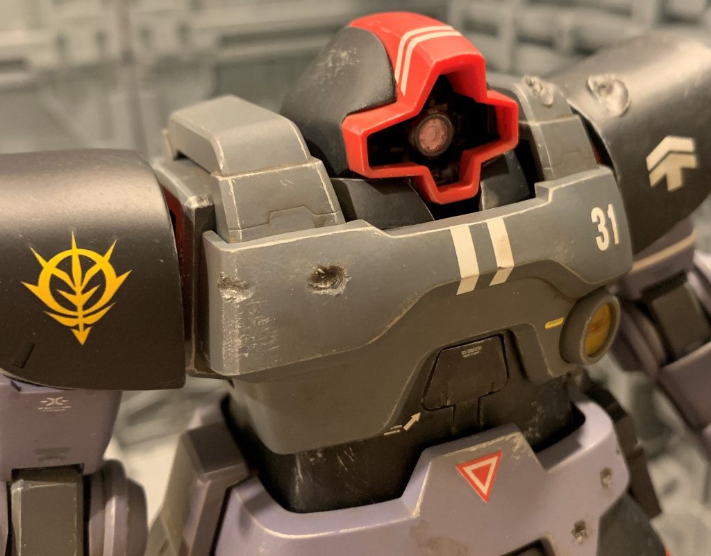 極力成形色を活かし、クリアパーツやバーニア等だけ部分塗装しました。キットのくすんだパープルの成形色が個人的にかなり好みなので、下手に塗り替えず成形色のままでいく決心をしました。モノアイは可動軸のクリアパーツ差し込み軸を切り飛ばし、ビルダーズパーツのMSサイトレンズ01を貼り付けた物を貼り付けました。ゲート処理ミスって白化した部分や合わせ目消しきれなかった部分は悉くウェザリングで誤魔化してます。私の組んだキットは全部ウェザリング無しだと見れたもんじゃありません(笑)