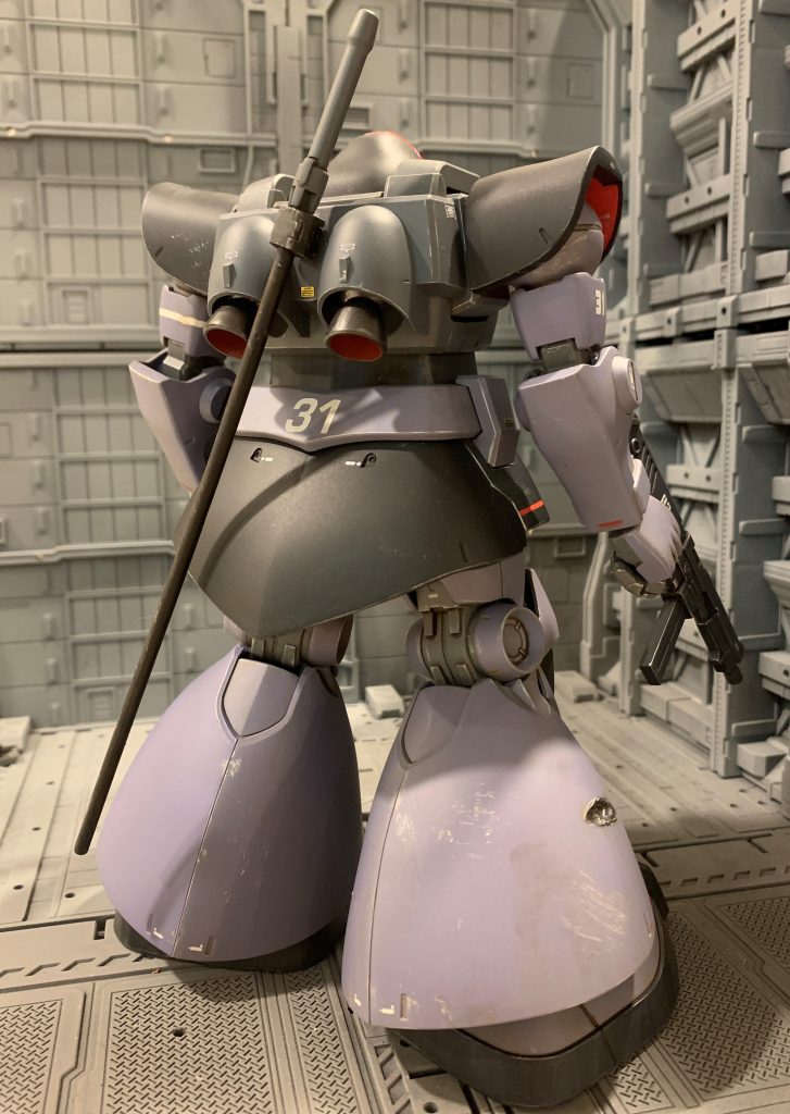 ドムとリック・ドムの外見的な違いは背面スラスター、スカート(とその内部のスラスター)、足裏という認識なので、そこは工場出しの部品を換装したとして新品感のある仕上げにしました。ほとんどの部品が共通なので、一からリック・ドムを製造するよりドムを換装した方がかなりコストは低かったであろう事は想像に難くないですよね。なのでジャブロー戦を終え完全に勝敗の決した地球圏に残すドムは、宇宙艦船打ち上げ基地や資源採掘基地等の重要拠点の防衛部隊や、連邦軍の侵攻ルート上で足止めや破壊工作を行う特殊部隊(ex.闇夜のフェンリル隊)への最小限の配備に留め、残りは可能な限り宇宙へ上げリック・ドムに換装し、連邦軍の宇宙反攻作戦への備えに回したと考えました。ソロモン戦では本機のような砂まみれのリック・ドムや、J型からF型や高機動型に換装されたザクⅡが結構いたかもしれないですね。