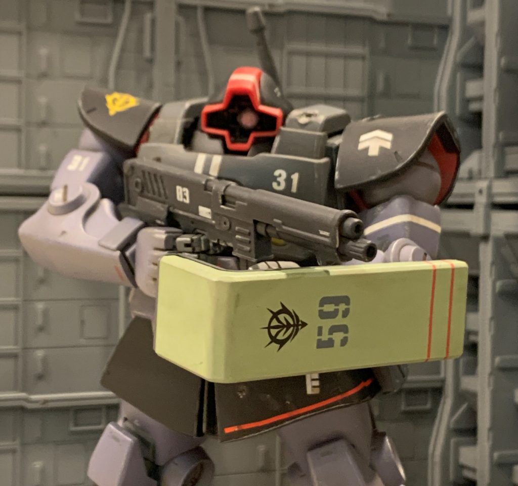 武装はMMP-80マシンガン+ザクシールドを持たせてみました。F2ザク付属の物です。武装は地球から持ってきたものでは無くソロモンで新たに受領した物という設定にして、マーキング番号等のフォントをドム本体のそれとは敢えて変えてみました。同じジオン軍でも地球方面軍や宇宙攻撃軍等、旧日本軍等と同様縦割りの組織構成だったと考え、同じ装備でも規格名やマーキング書式が違っていたんじゃないかなという妄想を元にしています。実例として、アメリカ軍では同じ小火器でも陸軍はM〇〇、海軍はMk.〇〇、空軍はGAU〇〇という規格名で採用していますよね。