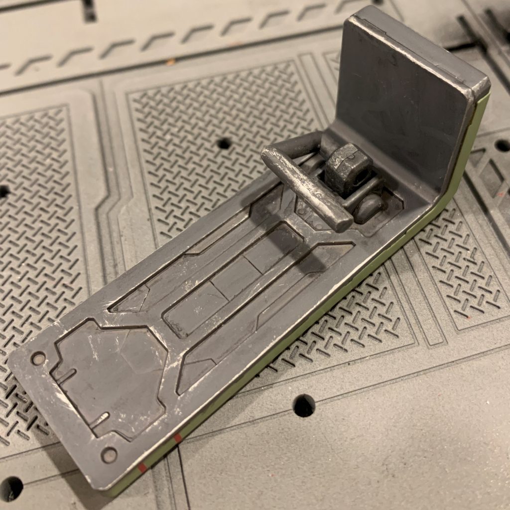 シールドの持ち手は適当なジャンクパーツから作りました。シールドの接続部に3mmジョイント穴を仕込みそこにPCを差し込み、ランナーのU字型になっている部分を切り出しPCに差しています。貧相な見た目の持ち手ですが、どうせドムのゴツイ拳で覆い隠されるので手を抜きました。ザクシールドはドムに持たせるとかなり小さく見え、この巨体をカバーするにはあまり役に立たなそうですね(苦笑)スパイクシールドなら打突兵器も兼ねているのでいいかなと思いましたが、スパイク部品の持ち合わせが無く、F2ザクのアーマーから切り出すのは地味に面倒そうなので諦めました。いつか旧ザクが手に入ったら同梱のスパイクシールドに交換してあげようと思います。