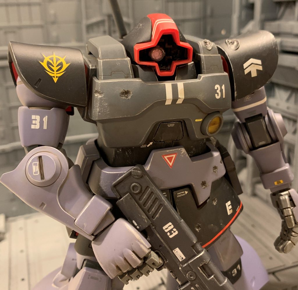 新品に交換した部分の装甲に施したナンバリングのフォントも、地球からそのままの装甲に書いてあるフォントとは違うものにしています。前面スカートアーマーやスネのラインマークも地球での運用時には全て入っていましたが、被弾して交換した物はラインマーク無しになっています。各種ラインマークデカールは旧キットのリアルタイプドムから奪いました。