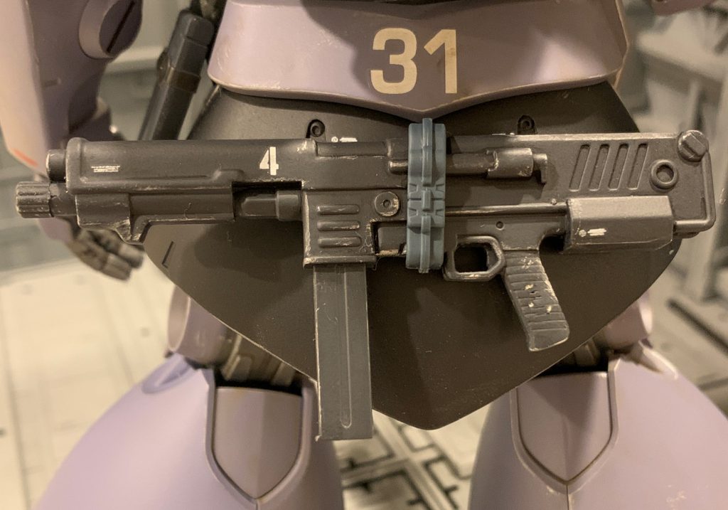 MMP-80は腰背面にマウントできるようにしました。穴を空けてマウント自作するのは面倒だったので、マシンガン内部に磁石を仕込み、同様に後部スカートアーマー裏にも仕込み磁力でくっつくようにしました。マウントリングはただマシンガンに引っ掛けているだけです。