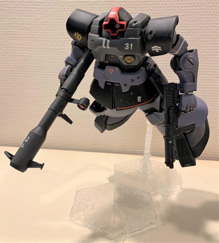 デカくて重量級なのでアクションベースに乗せるのは不安でしたが、宇宙用なので避けては通れませんね。何かの拍子でいきなりぶっ倒れて折れないよう祈るばかりです。