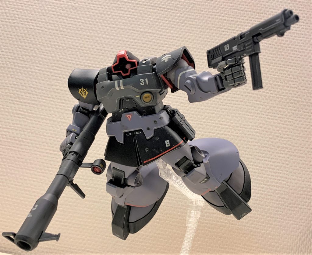 ジャイアントバズは威力はありますが、装弾数が少なく戦闘中の弾倉交換も簡単ではなく経戦能力は低かったと思います。ソロモン戦以降は連邦軍はMSを大量に投入しており、鈍重なジャイバズだけでは敵艦に近づく前に衝突する敵MS部隊とのドッグファイトに対応しきれなかったと思います。特に後方で補給や装備変更する暇も容易には取れない総力戦が予想された大規模戦闘時は、ジャイバズ担いで腰にマシンガンひっ下げて重装備で出撃したという妄想をしました。マシンガンの予備弾倉も腰に下げています。