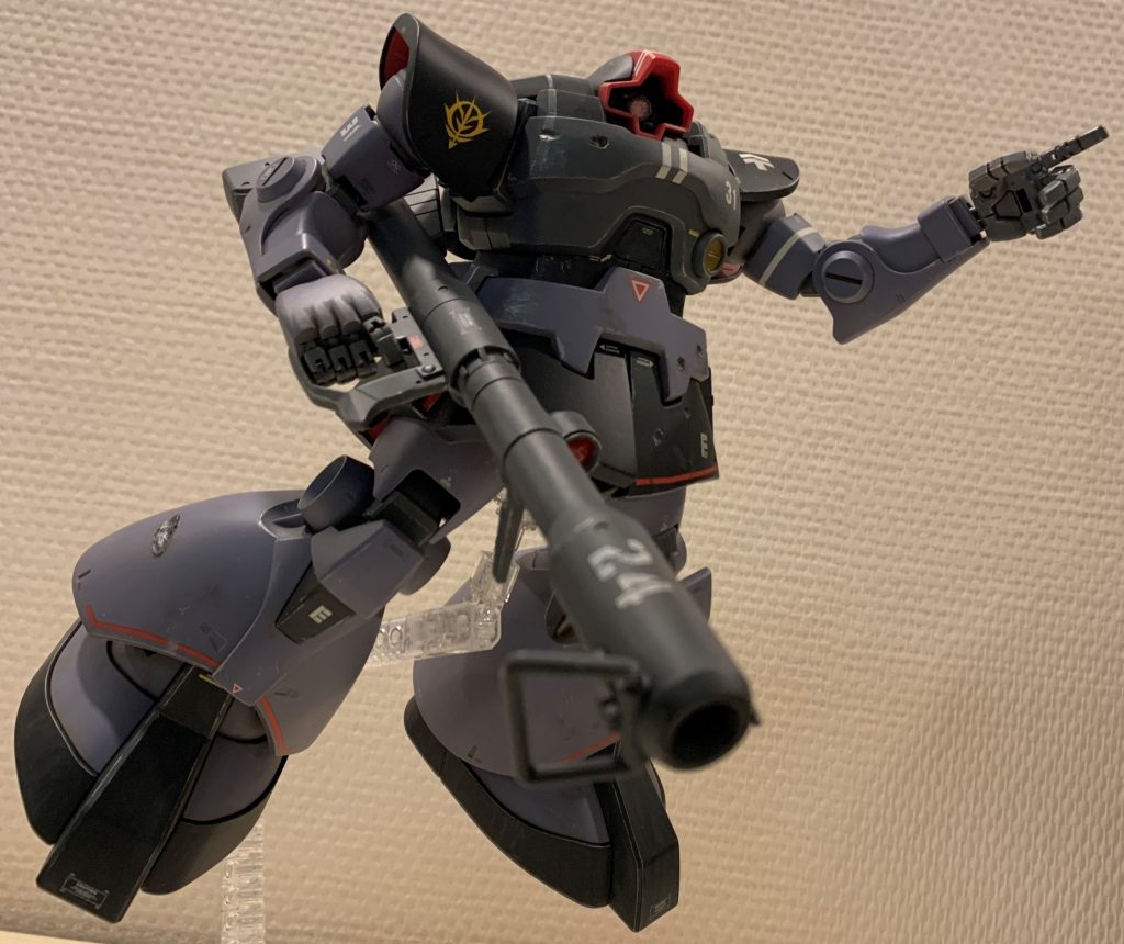 MGドムは古いキットだけあり、あからさまな合わせ目こそ数か所ありますが対処自体は簡単で、プロポーションやディテール、関節構造等の総合的な完成度は歴代の誉れ高きドムキット達の中でも最高峰に君臨すると思います。肘の関節なんかはかなり凝った構造で面白いです。大きなパーツ同士が隙間やズレなくピタッと嵌る金型&成形技術にも感嘆します。MGで初採用された5本指独立可動の手首も発売当時ヨダレものでした。この指のおかげでポーズの幅が物凄く広がります。まあウォッシング時は割れないよう全バラシで対応したり、武装持たせるのが煩わしいというマイナス点も否めませんが。今回クレオスのウェザリングカラーでウォッシングとスミ入れしましたが、耐久性低下が心配です。耐久性が心配な部分のスミ入れはスミ入れペンの方が安心かもしれないですね。