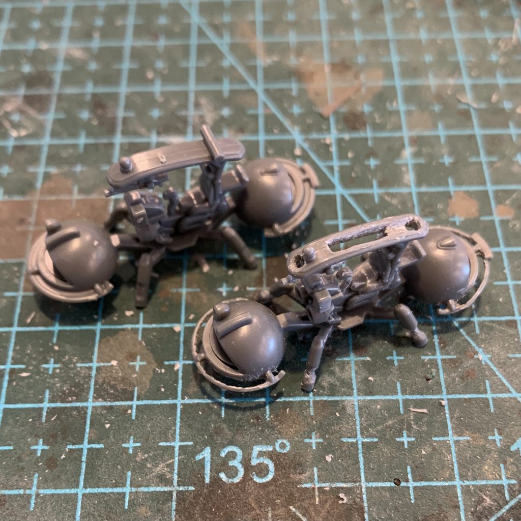 ワッパはキットそのままでも十分な完成度ですが、自己満足レベルでひと手間加えました。予想以上に疲れたので一機分しかやっていませんが(苦笑)・前後ファンカバーのワイヤー部を肉抜き・屋根を肉抜き・機関銃の銃身をスリム化・足のシリンダー部のくびれを強調・パーティングライン処理屋根とファンカバーのワイヤーは真鍮線で作り直そうかとも思いましたが、いまいちモチベーションが上がりきらず断念しました。搭乗員フィギュアも間近で見るにはツラい造形なので、次回はその辺もテコ入れしてみたいと思いました。