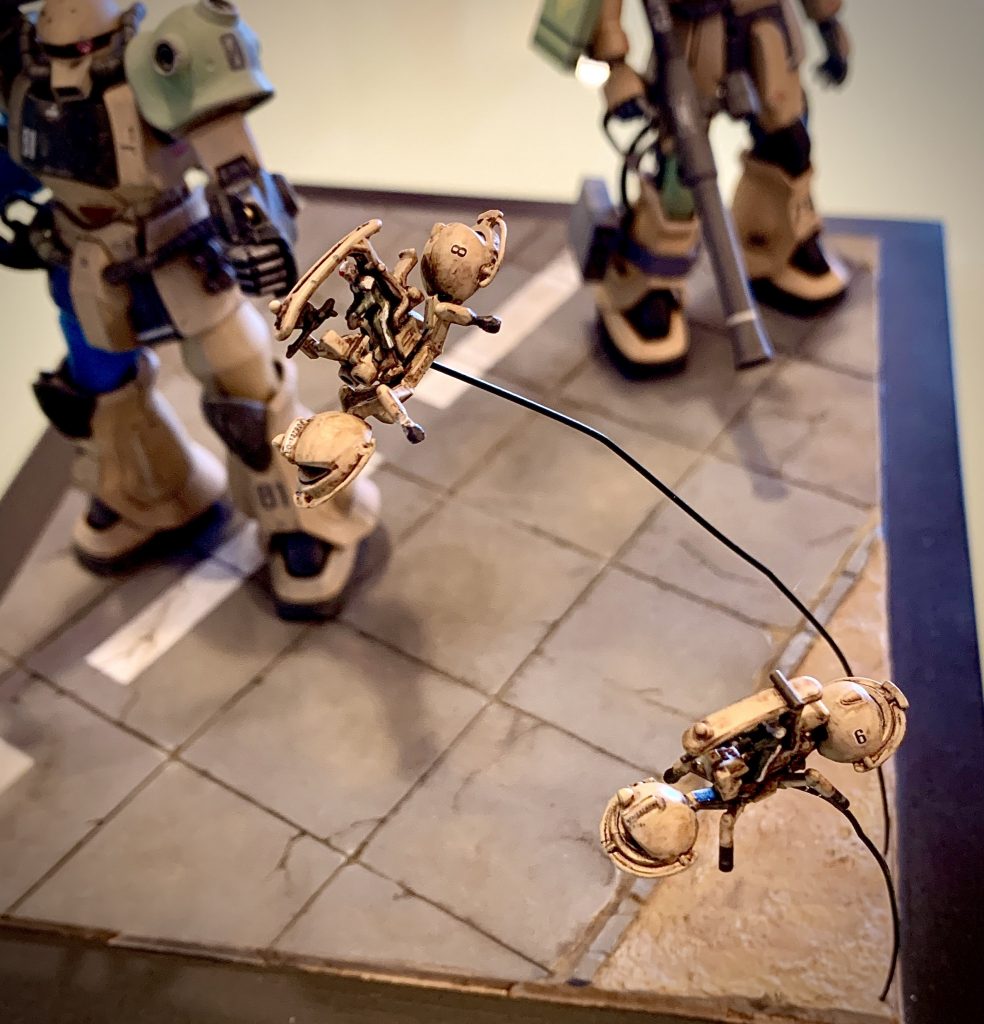 塗装は全体をタンカラーのスプレーで塗った後、エナメル筆塗りで部分塗装しました。フィギュアは別パーツだったので単体でエナメルで筆塗りしました。これ塗っている最中は拡大鏡と毛並みの揃った面相筆が心底欲しくなりました。肉眼＆バサバサの安物筆ではこれが限界でした。キット付属のデカールを貼りフィギュアを乗せた後クリアコートし、ブラウンでウォッシングして終了しました。小さいのでドライブラシや砂塵汚れはやっても意味ないと自分に言い聞かせ手を抜きました(笑)完成後、裏面と土台に穴を空け、黒く塗ったアルミ線で固定しました。