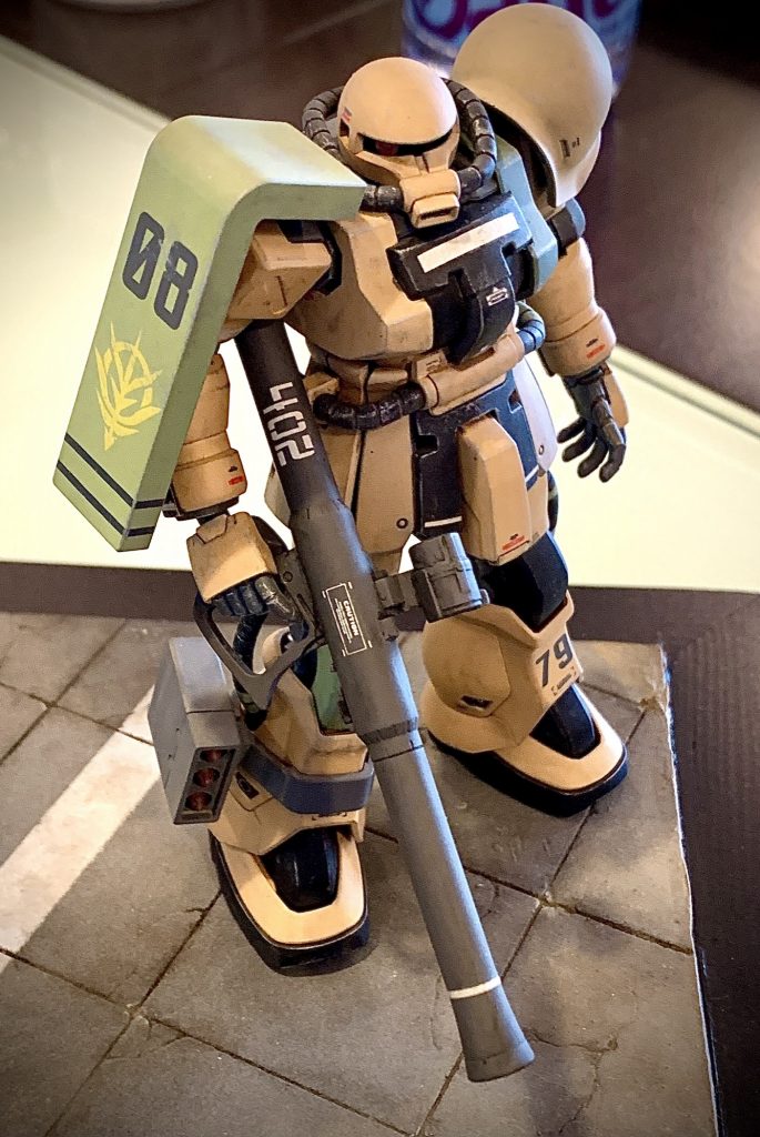 F2ザクも以前制作したHGUCです。こちらも交換した装甲は塗装せずノーマルカラーのツギハギです。グフ同様バズーカを持たせ、少数チームで敵前線拠点に一撃離脱を加える破壊工作任務中という設定にしました。