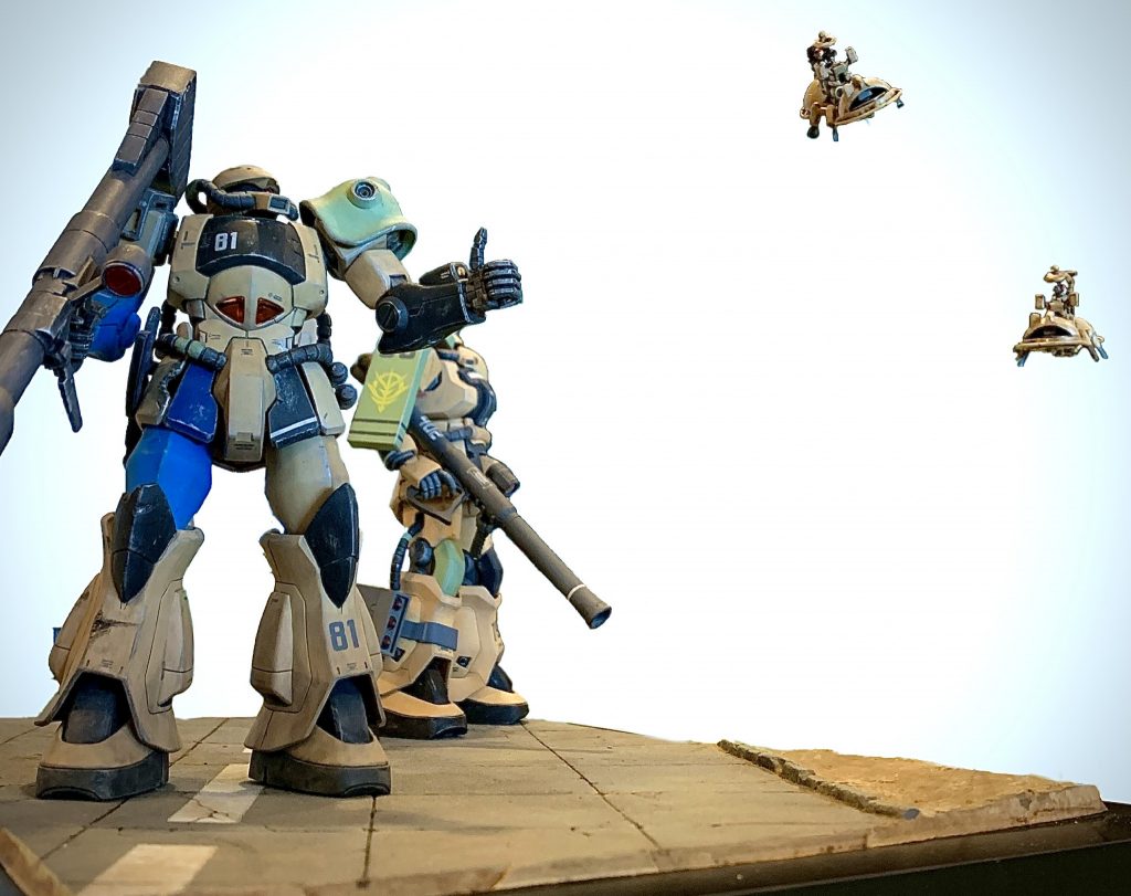 前線付近に到着し、斥候に出発するワッパとそれを見送るグフとF2ザク、といったイメージです。小物も何も無く、ただ置いただけ感がすごいのでジオラマと呼ぶにはおこがましい出来です。修行を積んで、いつかちゃんとジオラマと呼べる作品を作れるようになりたいです。自宅に真っ白なバックで撮れる場所が無く、一式持って屋外出るのも億劫だったので、普通に雑然とした部屋で撮った写真を画像ソフトで切り抜きました。前回のリック・ドムの表紙もそうですが、今はスマホで簡単に画像編集出来るので助かりますね。
