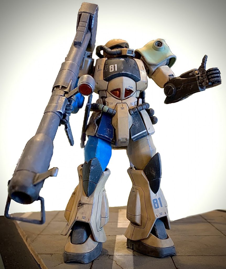 グフは以前制作したHGUCリバイブグフです。初期型であるA型で、厳しい補給事情の中でも大切に整備され稼働し続けている古参機という設定です。マニピュレータはビルダーズパーツのMSハンドで、親指を加工して「グッドラック」にしています。ワッパのパイロットの腕もグフに向かって親指立てたらストーリーが深まるなと思いましたが、やる気力が足りませんでしたので見る時に脳内で補完しています(笑)