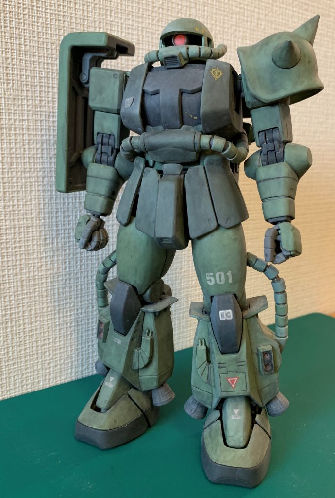 小学生～20歳くらいまでかなりの数のガンプラを作りましたが(ほとんど素組みですが)、生き残っているのはこのザクだけです。今更手直しする気も起きませんし、このザクには青年期の思い出と共に我が家の一員としてこれからも末永く居てもらおうと思います。最後までご覧いただきありがとうございました。