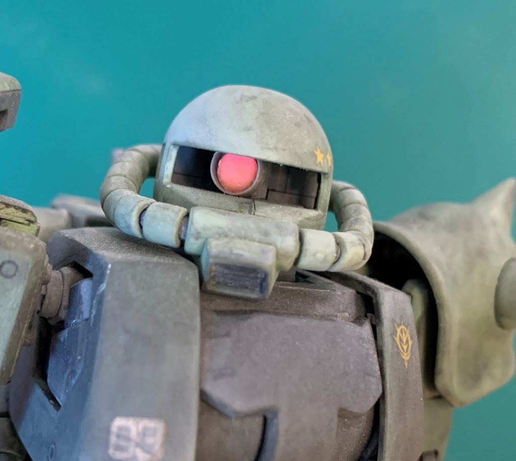 モノアイ部はバーニアパーツ+Hアイズに変更してありました。首振りとの連動は生きていました。当時はこの大きさがジャストだと思っていましたが、今見るともう一周り小さい方が好みです(上目使い過ぎですし。)ザクの好みって年取ると変わるものなんですね(笑)