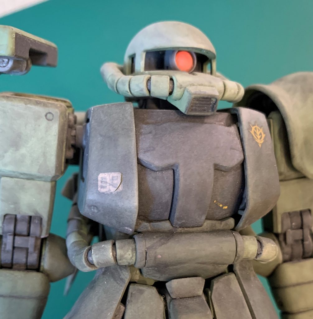 それにしても汚し過ぎですね。ウォッシングの塗りムラも残っていてスケール感を損なっています。まあ、こういう失敗を経験したからこそ今の自分があるのだと思いますが。ガンプラは作れば作るほど上達をしっかり実感できるのがとても楽しいですよね。