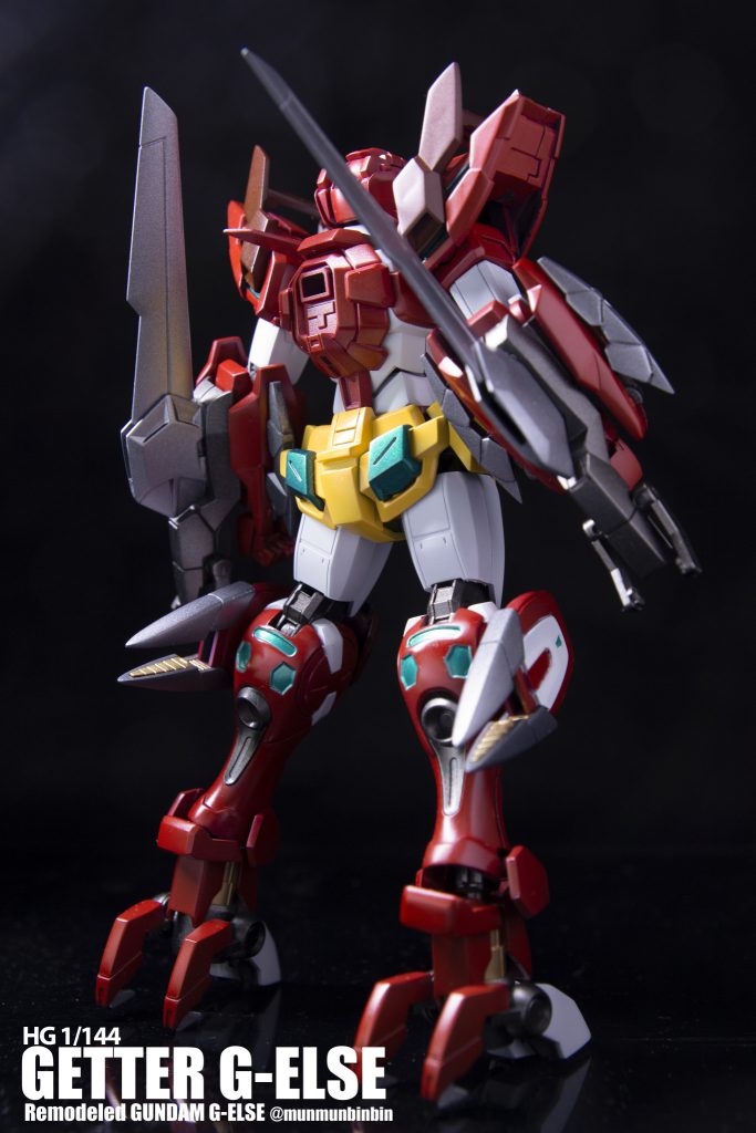 今回、先行して作っていたキットの息抜き作業として作成していたので、行った処理は角のシャープ化のみとなっています。表面処理も400→600で終え、かなりエコで雑把に作成しています。「とりあえず完成させようぜ!」の精神で何とか完成までこぎつけました。今回、前回のジムコマンドくん完成時に購入したエアブラシを使って、初めて全塗装を行いました。…まぁ結論から申しますと、吹き付けすぎてフチに塗料が溜まったりマスキング失敗したりで割と残念なことになったんですが……遠目から見たら全然カッコいいし、今作ってるキットにも経験を活かして塗れてるんで結果オーライですけどね。外装部分はミスターカラーのグレーサフ、フレームなどの金属部分はメカサフスーパーヘビィを使用し、メインカラー赤はミスターカラーの紅色、白部分は同社のグランプリホワイト、黄色部分はガイアカラーのエヴァイエロー、緑はミスターカラーのメタリックグリーン、茶色は調色、メタリック部分はガイアカラーのフレームメタリックとガンメタを使用しています。