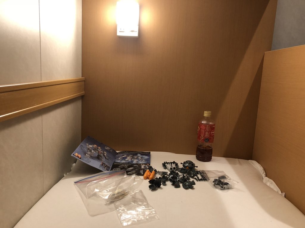 あてがっていただいた寝台で作りました。とてもゆっくりひと晩かけて進むので揺れを感じることなく、落ち着いて作業ができました。