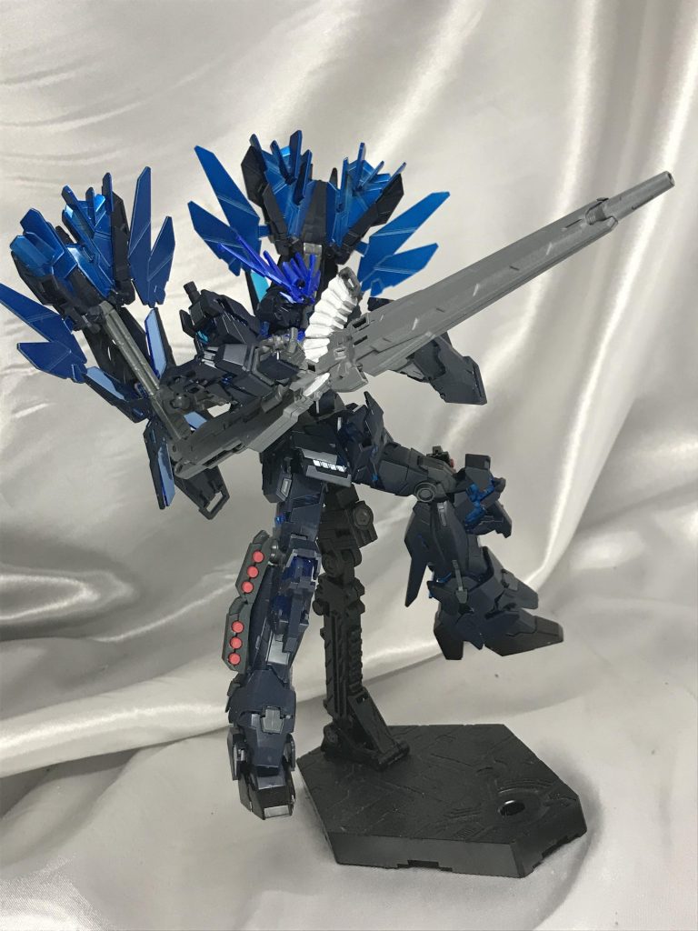 武器は一丁のみ、メガビームマグナム。もうヤベー匂いしかしない。通常のライフルを片手でバンバン撃てるなら、両手しっかり保持ならもっとえげつないの撃てるのでは？ということで作りました。