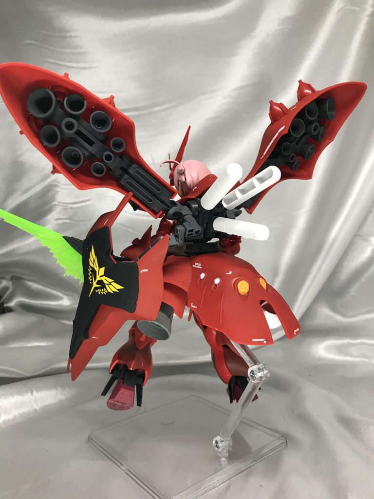 プロペラントタンクの肉抜きがえげつないんじゃ。私事ですが、バーニアの中はグレー一色が好き侍なので、グレーです。大型のシールドのアームはバックパックから伸びてます。