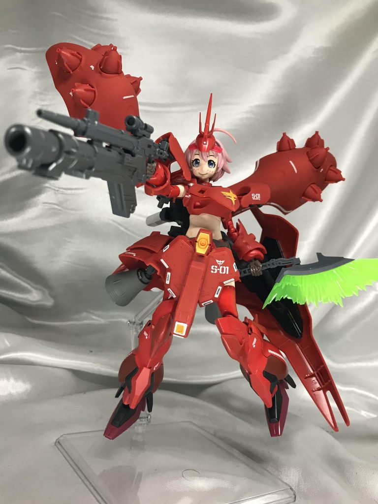 ナイチンゲール用の長いライフルもよかったんですが、まずなかなか手に入らないのとシナンジュが持つロケバズつきライフルが大好きなので、今回はSDのライフルを。ショートライフルにグレネードがついてる感じで好きです。このサイズなら関節に無理せず水平に構えられるのも嬉しいです。