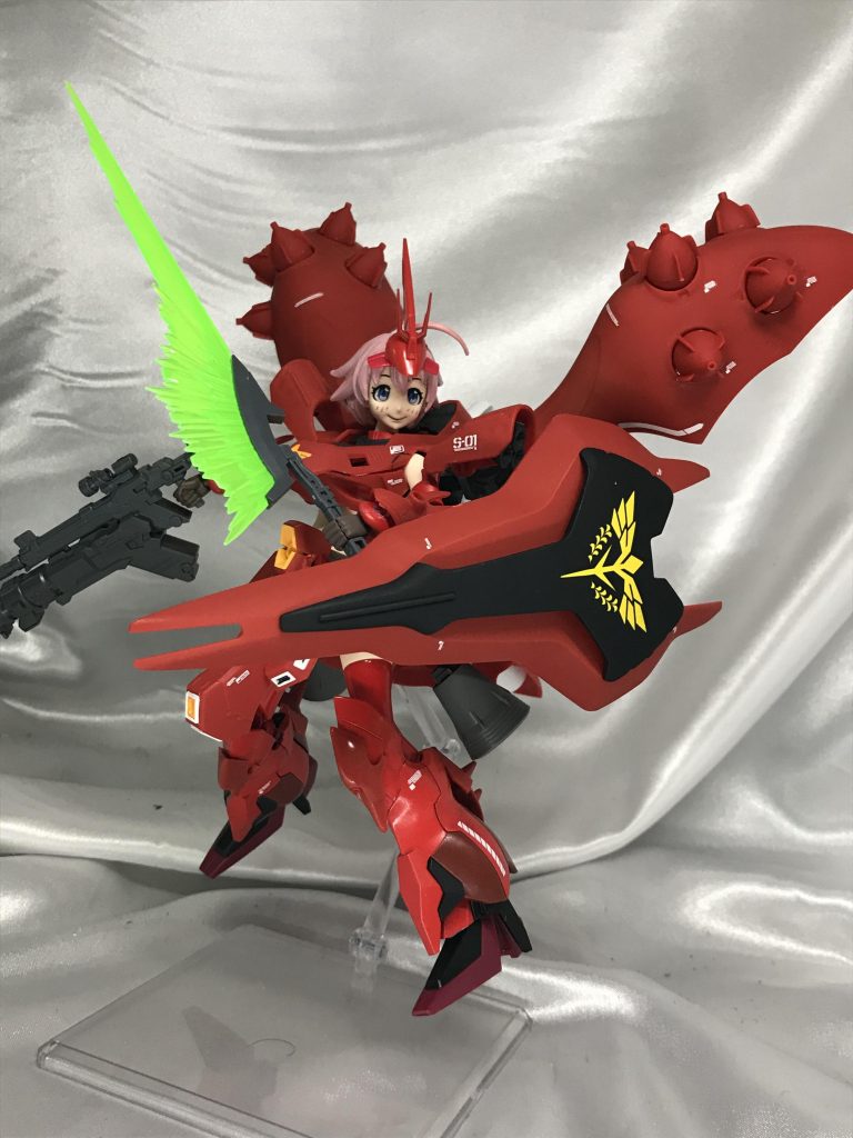 この緑のトマホークサーベル100本くらいほしい。最高にかっこいいんですこのサーベル。赤く広がるフォルムにこのサーベルが本当に映えます。全身のデカールはうるさくならない程度、面が広いバインダーのみ多めに貼りました。