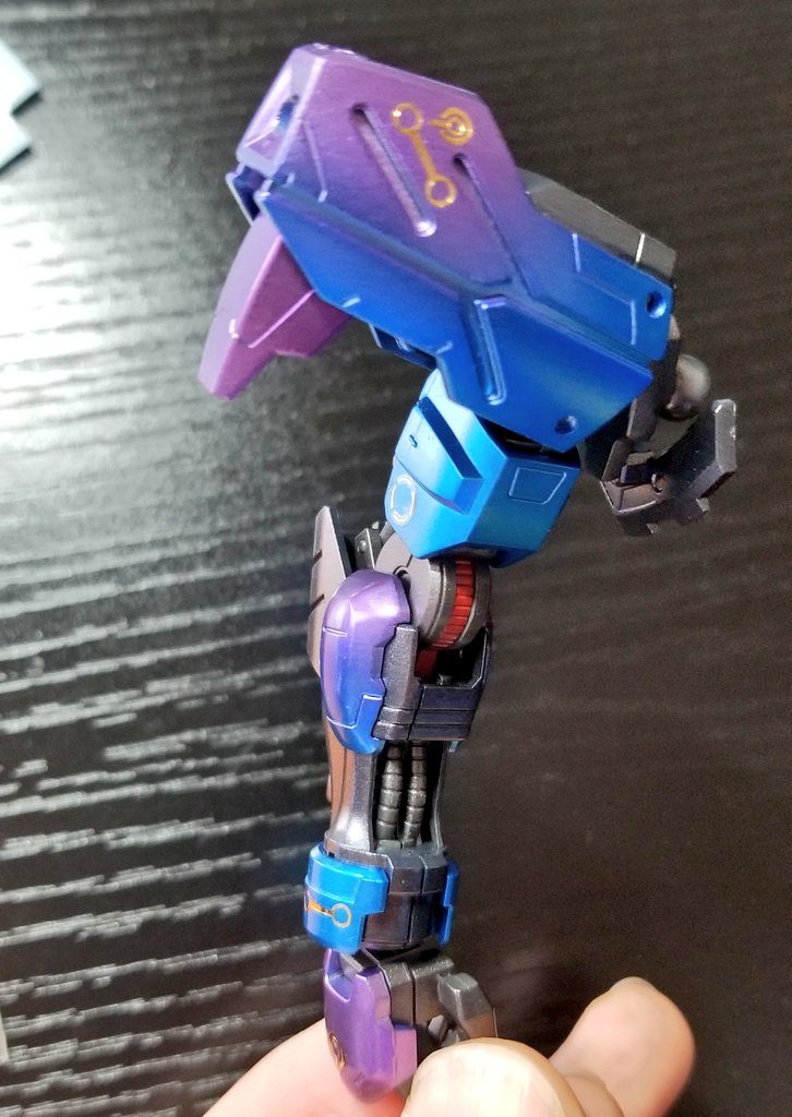 最後にデカールを貼って光沢クリアで完成。