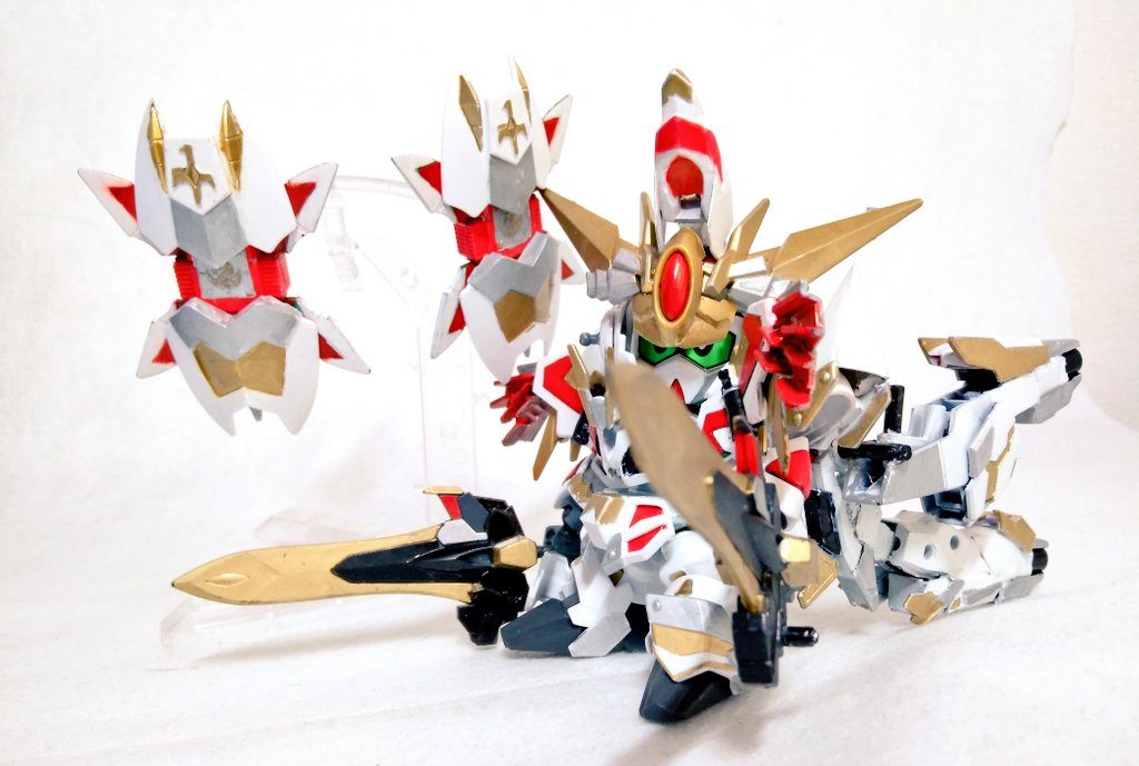 続いてビーストモード（武装付き）シルエットが一気に変わりましたこちらは格闘・機動に長けており、シールドは遠隔操作できます。マスクドの火器は後方に持って行き、ブースターとして使用！