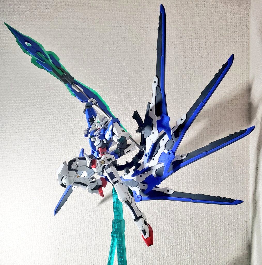 バスターソード6本を大型クラビカルアンテナとして、起動更にGN粒子のコントロールが安定化します〜(更に言うとメイン武器の攻撃力がupします笑GNフィールドも紙のよう切り裂くでしょう)