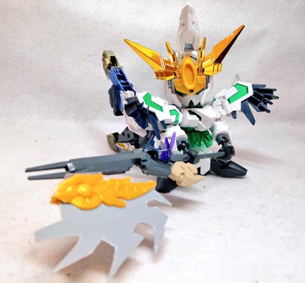 頭以外の体にはそこまで手をつけておらず、背部の武装やアックスはいろんなパーツを使って作りました。