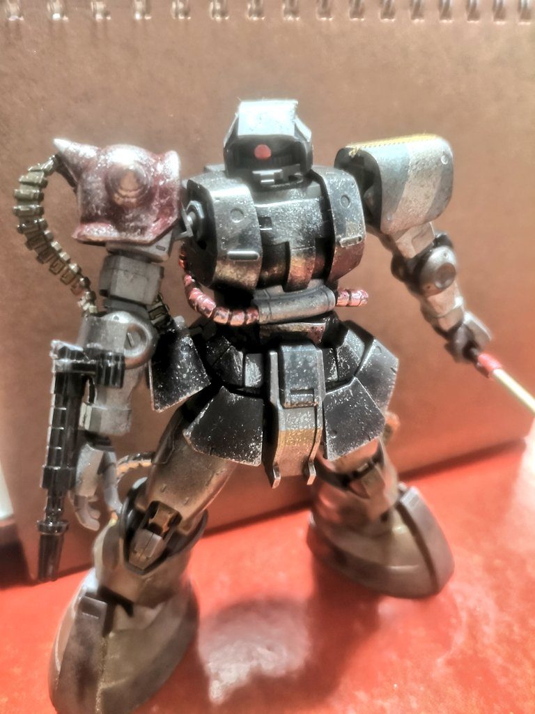 以上、オラザク設定でした。今回は「今までの制作の過程で残ったパーツで組み上げる」事をテーマに掲げました。と言っても残ったパーツがほぼ『ドム試作実験機』なので、変更点は腕マシンガンと肩パット差し替えに留まりました。