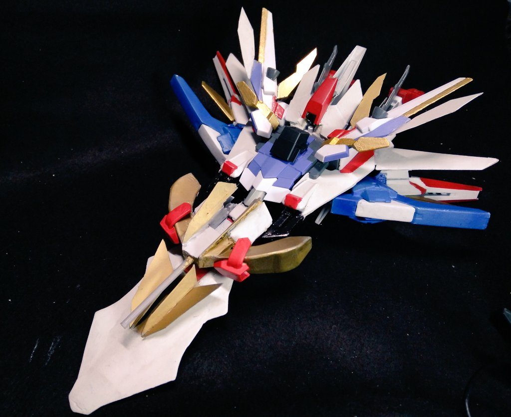 変形！腰などのパーツに手を加えたので、シルエットはかなり変わりました。なんか前の方に変なのついてね？