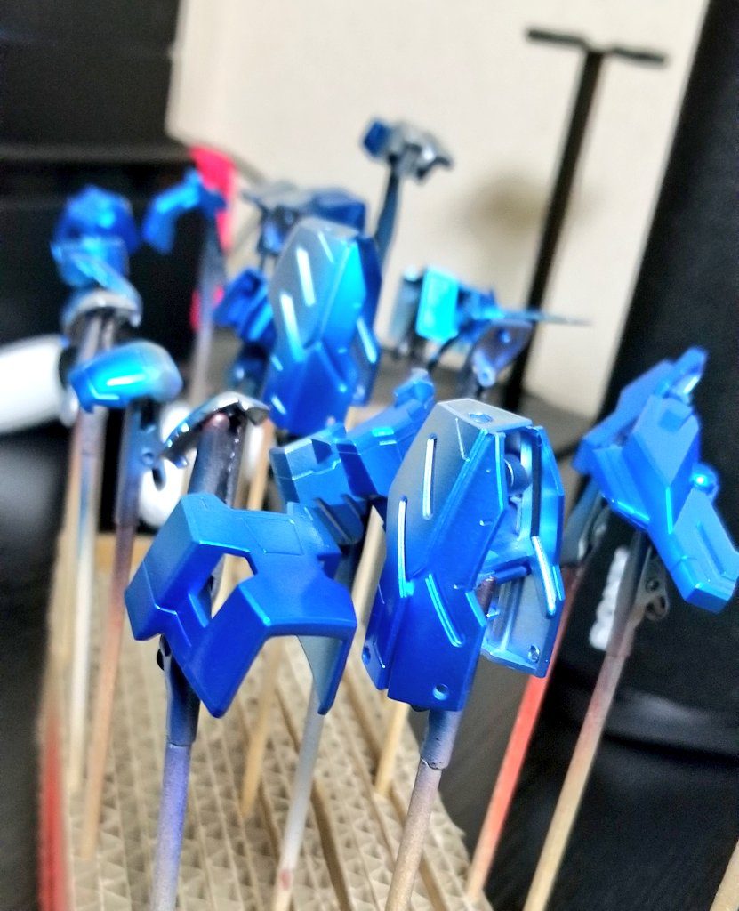 シルバーからのクリアブルー。クリア系の塗料は何度も塗装しないと鮮やかに発色してくれないので大変です。