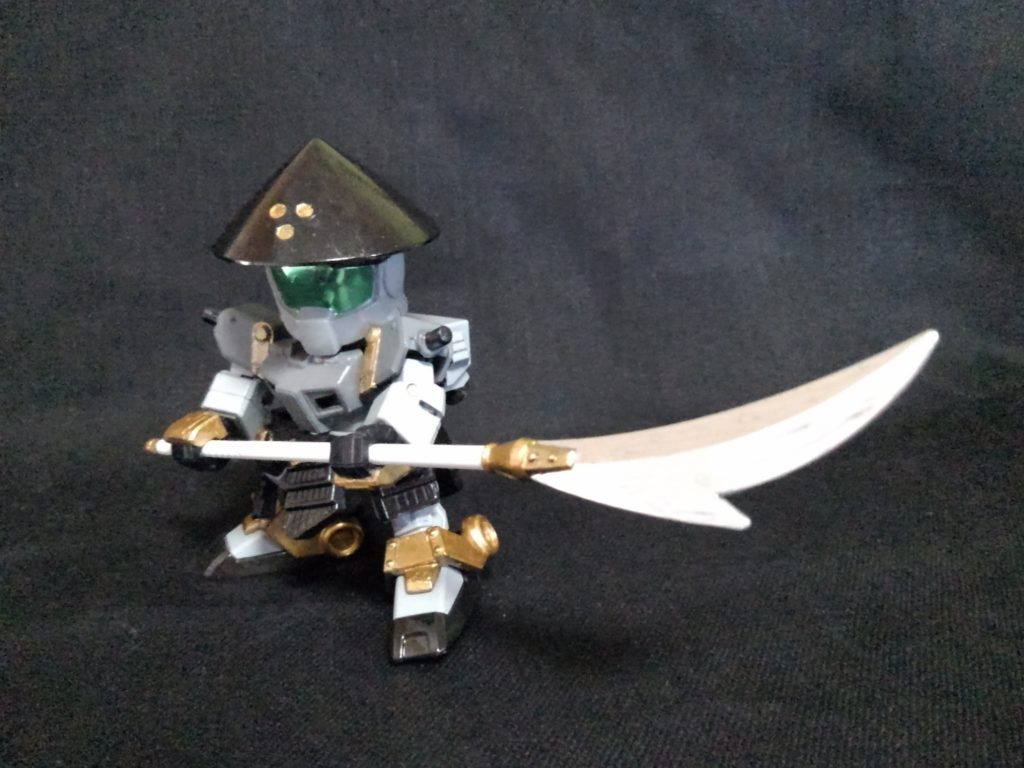 手の穴に関しては、クリアランスを取るため、金属ヤスリで多少削っています。