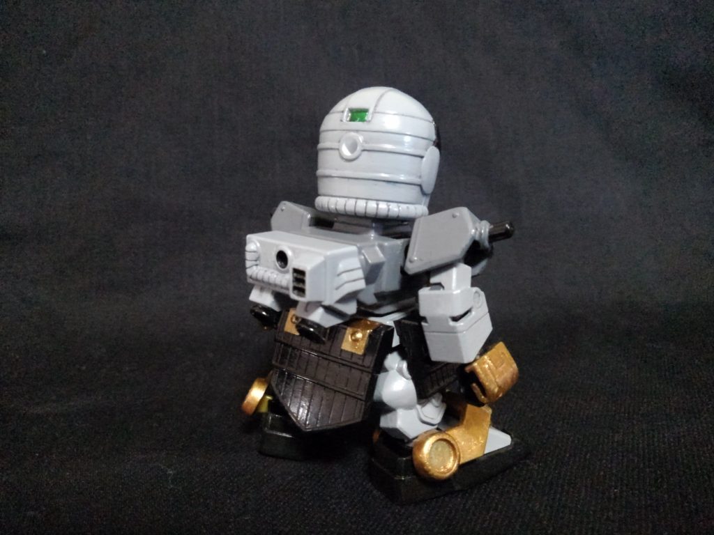 バックショット。頭部のセンサーは、シールの余白に水性アクリジョンのクリアグリーンを塗って、大きさを測って貼っています。