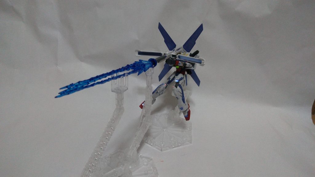 　サテラ・ルナ・レイのエフェクトは、公式ビルダーズパーツのバーニア01を複数組み合わせ、クリアブルーで塗装しています。