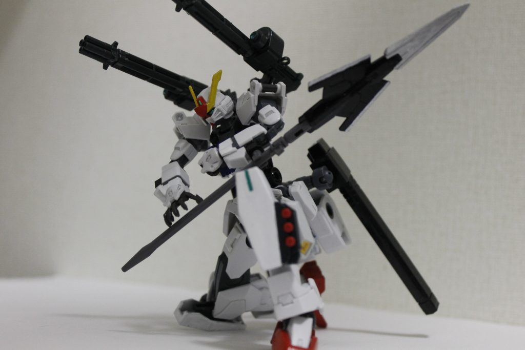 アンカージャベリンこの二つは本体から続く基本装備です。アンカージャベリンは武装との干渉を避けるために腕に懸架します。