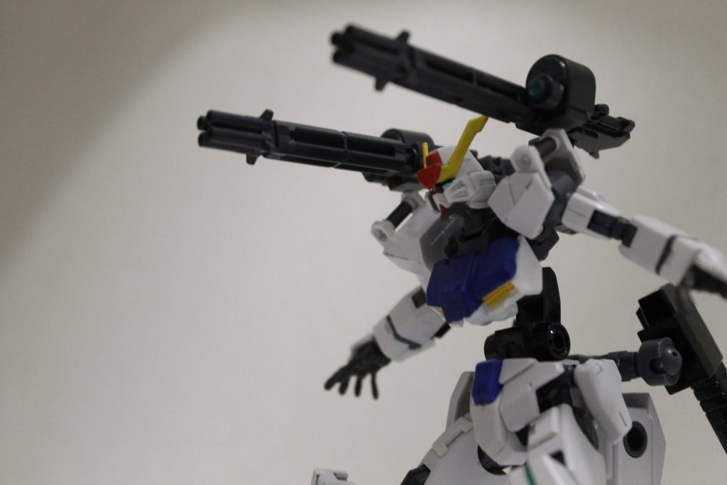 対空装備ということで基本は上側に向いていますが、バックパックと腹部の可動域を活かせば前方への発射態勢をとることも可能です。