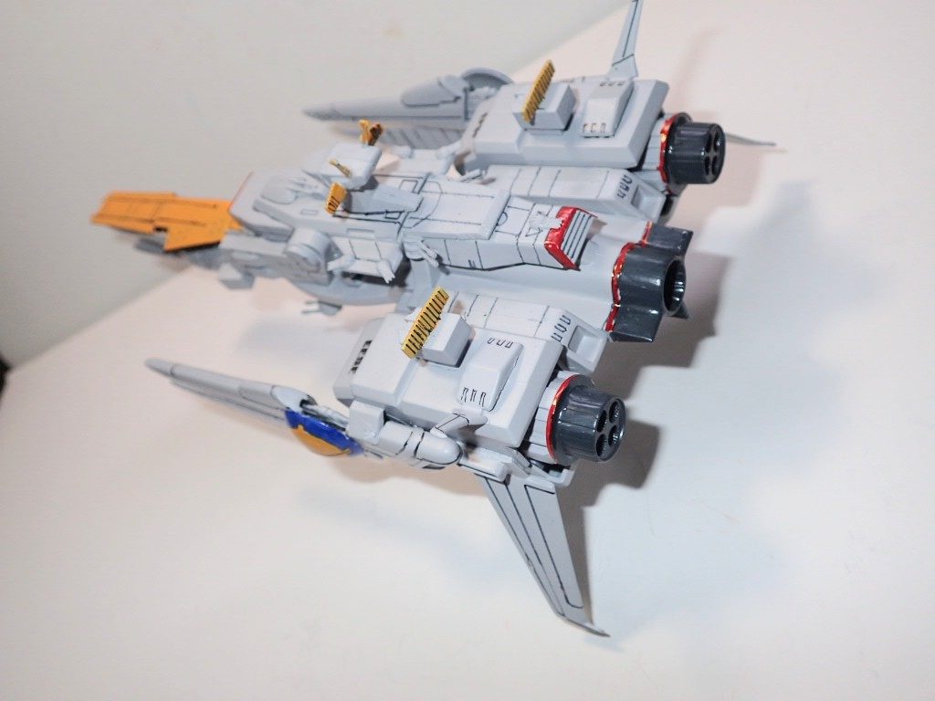 後方から
三基のスラスターにより機動性も確保しています。