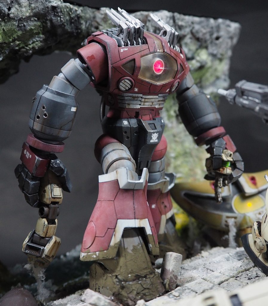 主役のゾゴックはウェザリングきつめにしてます。ジム改の首と腕を引きちぎった両手はパテで指を新造。ジムの頭はMS的にありえないですが背骨のようなディテールを追加。イメージはパニック映画のモンスター登場シーンです。