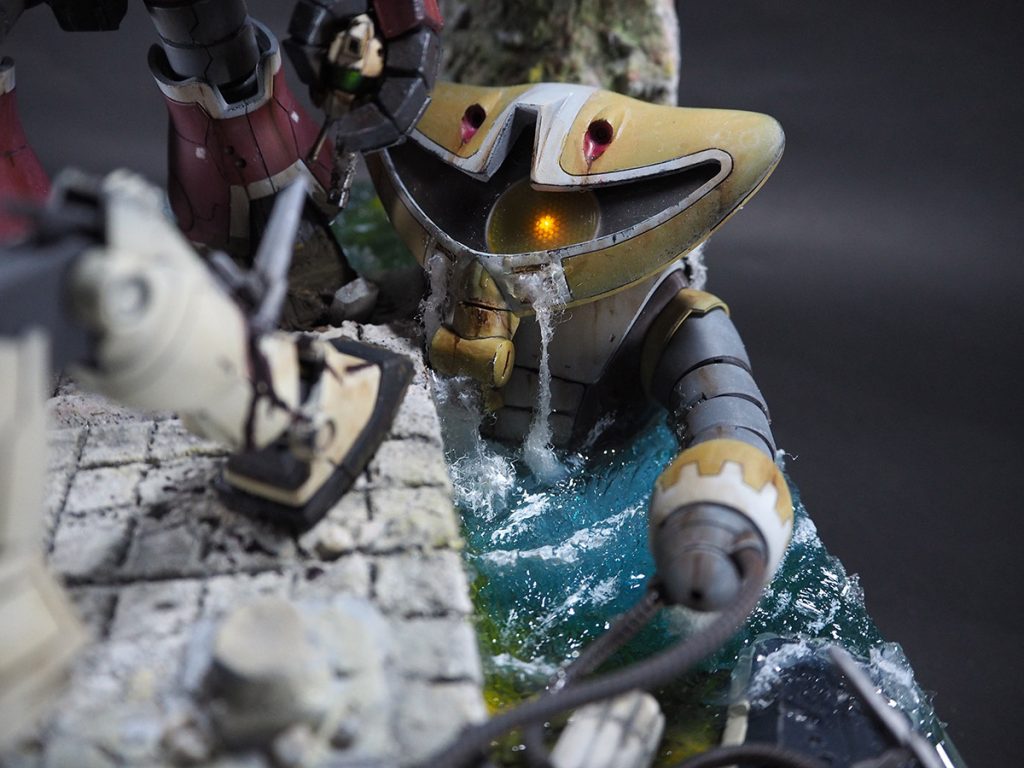 脇役のアッグガイ。モノアイの複眼はボタン電池を型取りしたクリアレジンにメッシュプレートを挟んで再現。忍び寄る触手がエロい感じに。