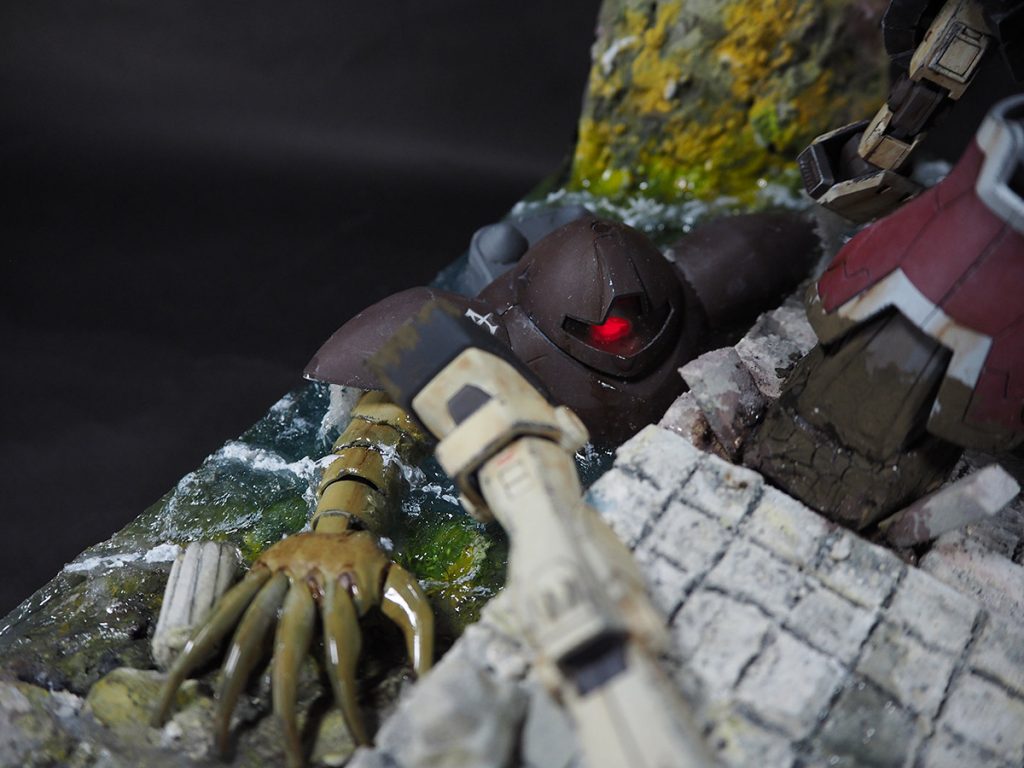 ゴックは特に手を加えておりません。他と同じくウェザリングきつめ、モノアイにLEDを仕込んでいます。