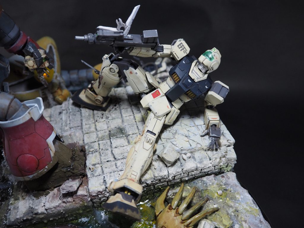 やられ役のジム。可動域・ディテールの良いインターセプトからプチ改造し、一般機設定にしました。また、カラーはジム改と同じような配色にしました。実戦経験のない新米をコンセプトに上半身のウェザリングは甘めに、ブーメランカッターを受けた脚、マシンガン、転倒時の足のダメージを痛々しくしました。