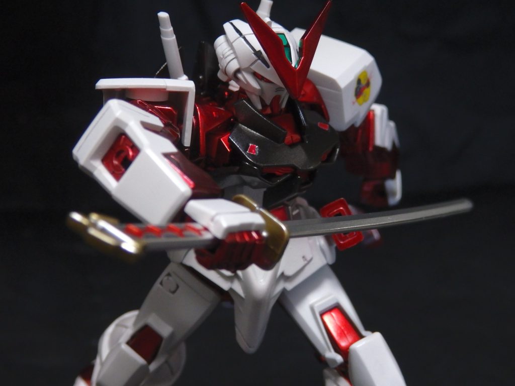 メイン画像と、上&下の画像を見比べて頂くと、誤りと言うか、このキットでは表現できない問題があります。刀剣には刀(かたな)と太刀(たち)があり、ガーベラストレートは刃を上向きで納刀するので、刀だと言う事がわかります。鬼滅の刃のヒットで、この辺りの知識がある方が増えているかも知れませんね。私は刀剣にさほど興味はありませんが、以前、FSSの巻末の永野先生の解説を読んで知りました。そして刀の場合は、手首を返して抜刀する必要があります。キットでは手首を返す事が出来ない為、普通に掴んでいますが、そのまま抜刀すると刃が自分の方に向いてしまいます。上&下の画像ではガーベラストレートの方をひっくり返して、正しく抜刀した様に見せています。この辺りをプラモデルで表現するには、かなり手首を反らせないと無理なのですが、そうすると可動部の見た目が悪くなるような気がしますね。