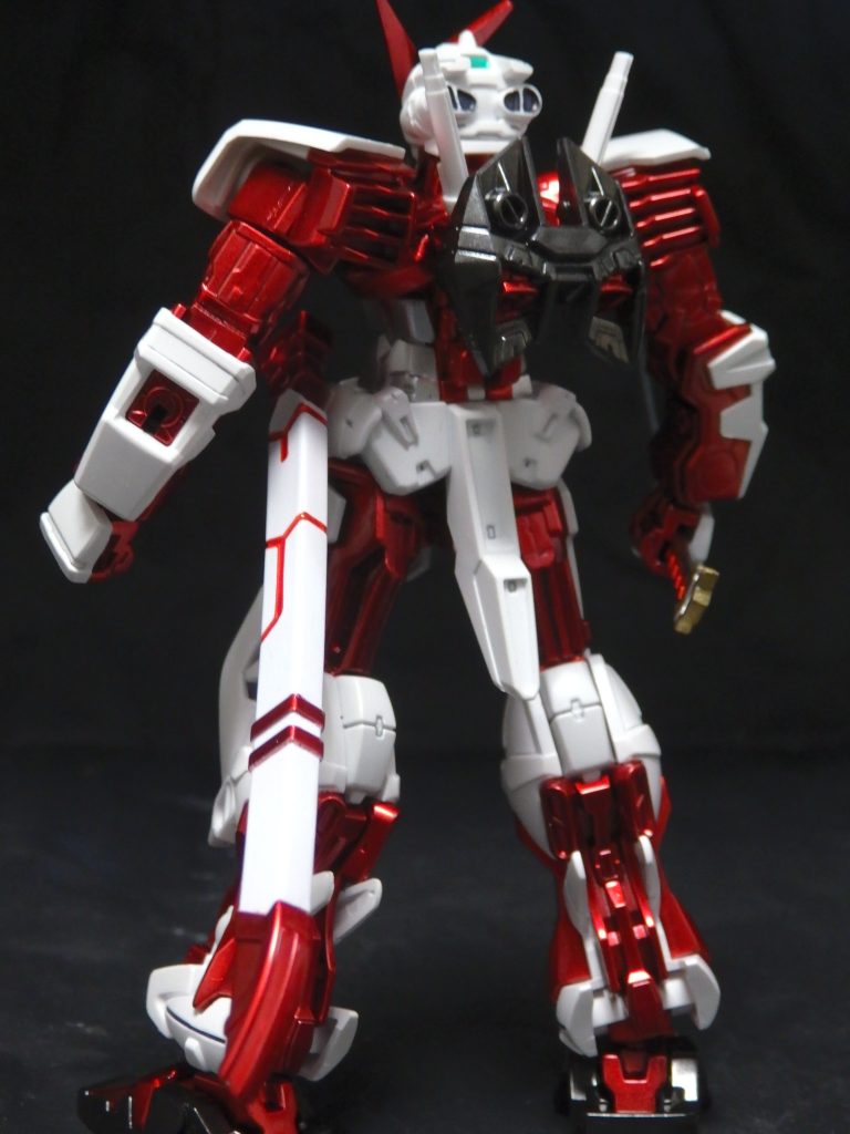 塗装は充電式エアブラシです。赤:光沢黒(Mr)→EXシルバー(g)→クリアーレッド(g)白:キャラクターホワイト(Mr)+アルティメットホワイト(g)黒:スターブライトアイアン(g)金:ガンダムマーカー ガンダムゴールドスミイレ赤:ガンダムマーカー ガンダムレッドスミイレ黒:ガンダムマーカースミ入れ用<ブラック>+スミ入れペン頭部の緑、胸の赤いワンポイント、ヘソの赤、肩とシールドのマークはシールです。