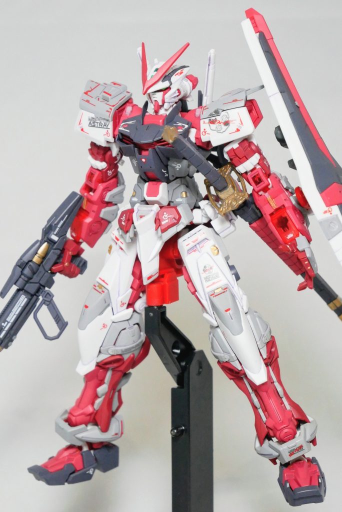 赤白の明度差を塗分け＋デカールほぼ説明書通り。暗い白は敢えてすこし濃い目のグレーに調整しています。