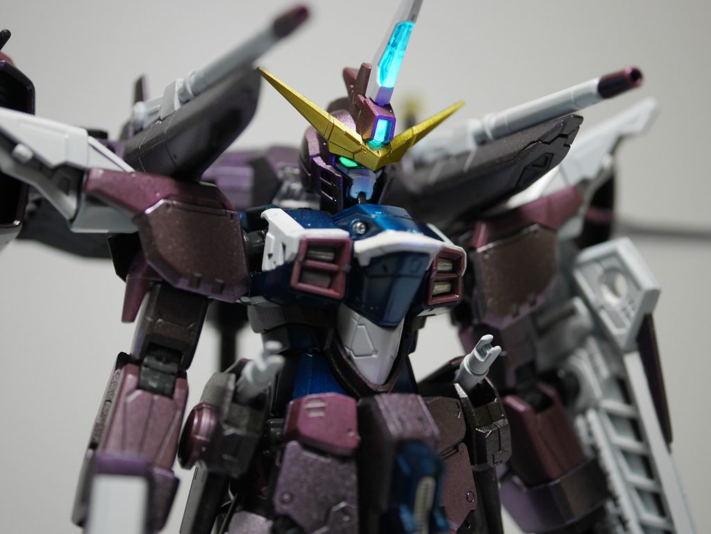 カメラやセンサーにはガイアノーツの蛍光塗料を使用しています。ブラックライトでここまで光るのかと感動しました。