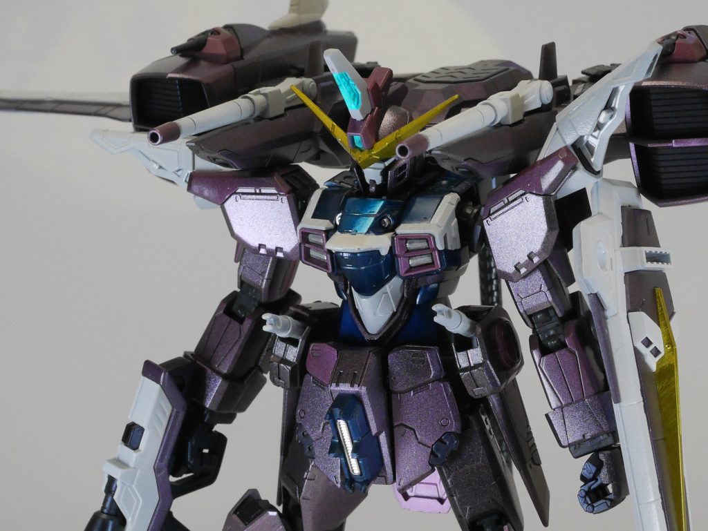 光沢黒→シルバー各種→クリアカラーで重ね塗りしています。シルバーはガイアノーツさんのスターブライトシルバーやいろんな銀系塗料で塗装しました。やってみると色味を揃えるのが非常に難しかったです。