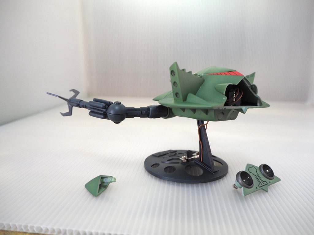 合わせ目消し、全体ヤスリがけ面取り、爪は鋭く研ぎ出しサフラッカー緑を複数色でフィルター塗装エナメル塗料にて墨入れ、細部塗り分け。つや消しトップコート※爪は写真ではわかりにくですが、メタリック塗装で塗っています※色々改修しています・砲口開口の上市販パーツ取り付け・モノアイ発光・関節を可能な限りポリキャップに・くちばしをポリキャップで差し替え可能に・バーニアに金属パーツ・フィルター塗装・爪楊枝等を使えばモノアイが多少動きます電池は後部のパーツを取り外すことで取り替え可能ですhttps://page.auctions.yahoo.co.jp/jp/auction/g481648857