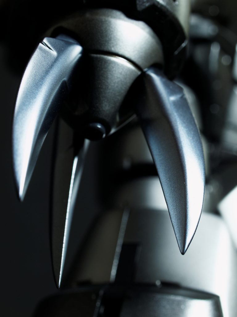 ツメ先のみ先鋭化加工しています。その他は全て素組みです。